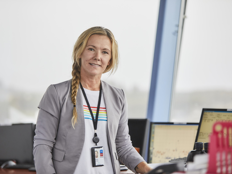 Kvinne som jobber i kontrollårn