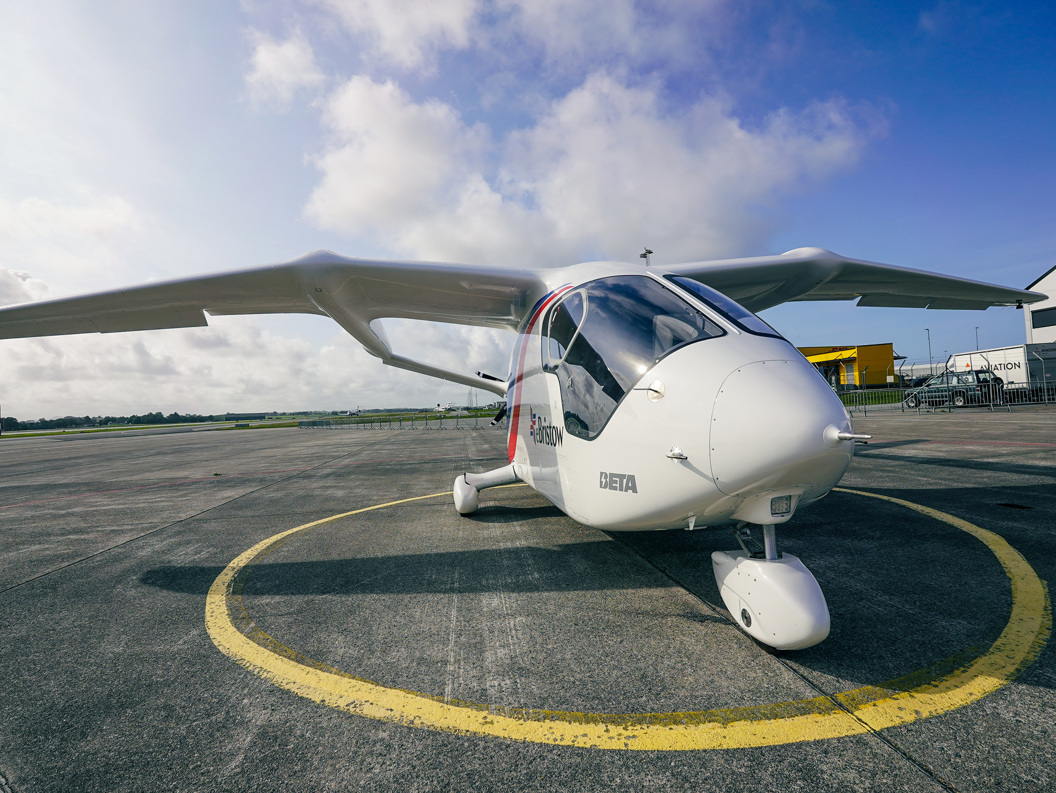Mennesker på jobb på rullebane