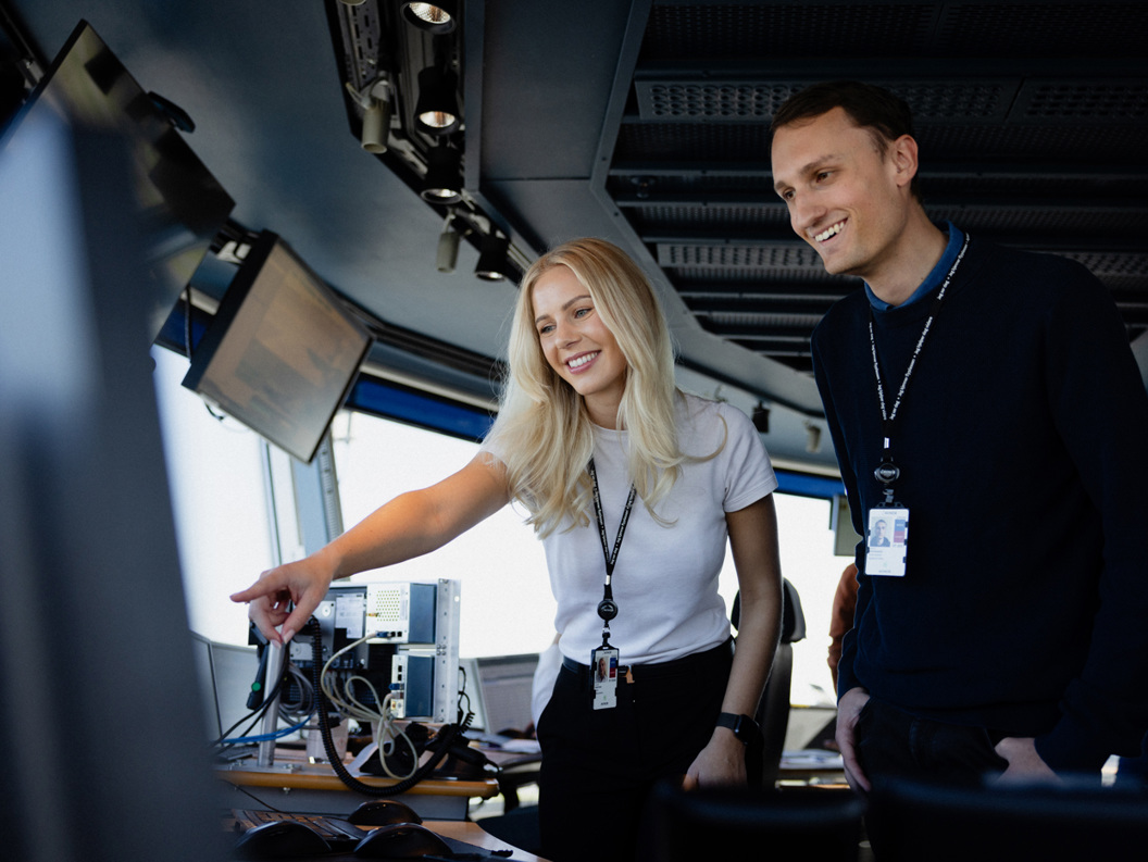 Bilde av ansatte som ser på en pc skjerm